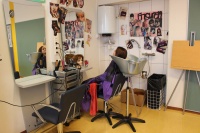 Dienstleistungsraum mit Friseurstudio-